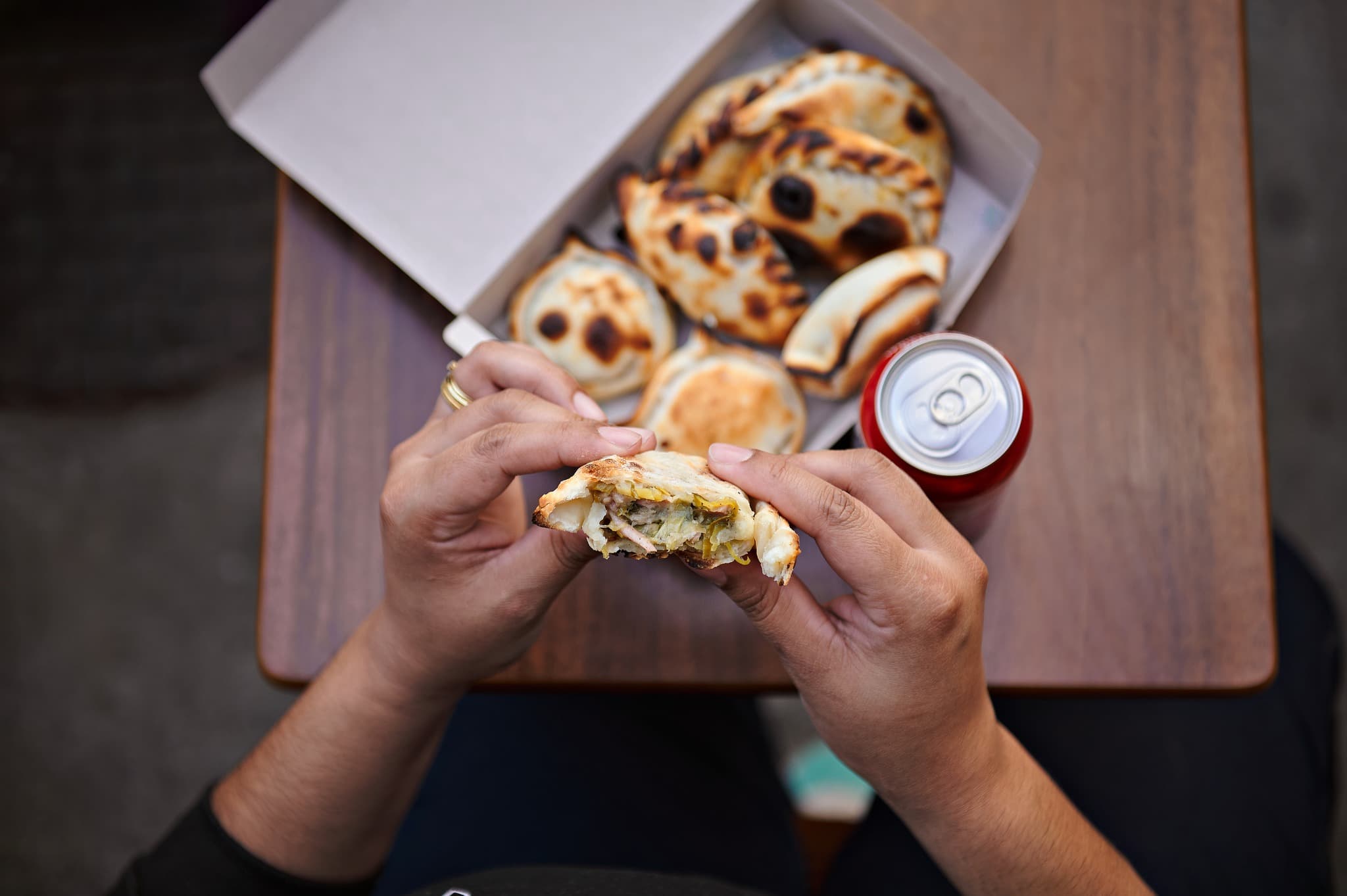 Empanadas e bebida na mesa